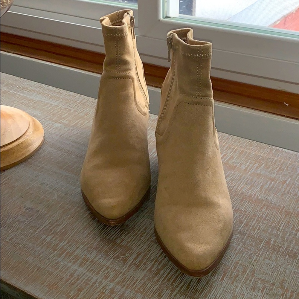 STEVE MADDEN suede like ankle boots.